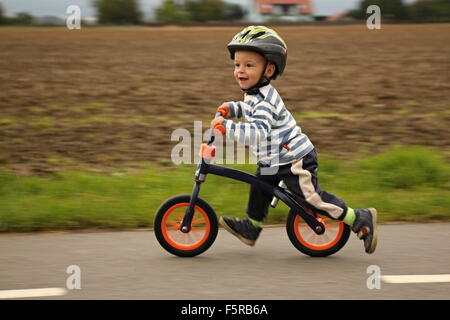 Little Boy su una bicicletta Foto Stock