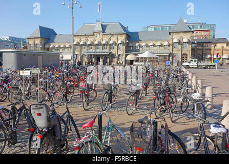 Bicicletta parcheggiata di fronte la stazione ferroviaria centrale in Göthenburg, Svezia Foto Stock