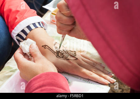 San Pietroburgo, Russia - Luglio 19, 2015: henné pasta o mehndi applicazione sulla donna mano. Indiana tradizionale decorazione della pelle o Foto Stock