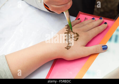 San Pietroburgo, Russia - Luglio 19, 2015: henné pasta o mehndi applicazione sulla donna canto tradizionale indiano la decorazione della pelle o Foto Stock