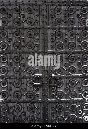 Porte ornate nella neve Foto Stock