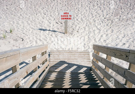 Un segno di spiaggia su un Fire Island Beach la designazione è chiusa per il nuoto. Foto Stock