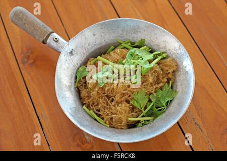 Gamberetti con spaghetti di vetro sulla scrivania in legno Foto Stock