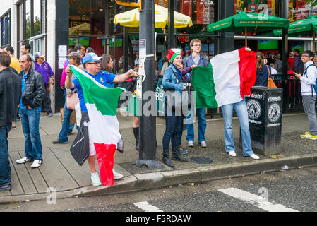 Italian soccer fans celebrare in unità commerciali, Vancouver, British Columbia, Canada Foto Stock