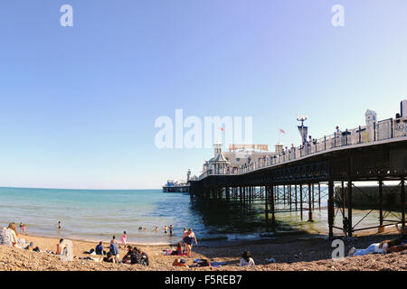 Le persone a rilassarsi sul lungomare di Brighton Pier durante l'estate. Foto Stock