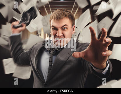 Aggressiva di lavoratore di ufficio mettere una lotta con una scarpa Foto Stock