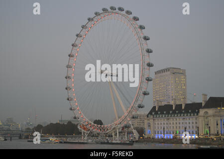 Come il crepuscolo cade su Londra le luci sul London Eye e County Hall iniziano a mostrare Foto Stock