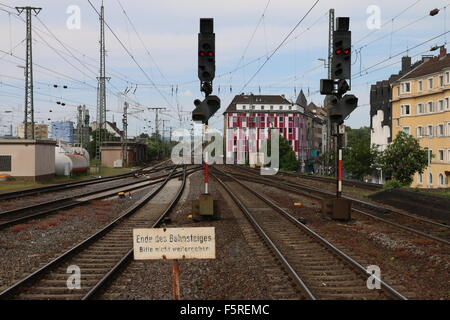 Segno alla fine del tedesco stazione ferroviaria piattaforma - Fine della piattaforma - si prega di non andare oltre Foto Stock