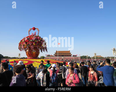 Le persone sono a scattare foto in piazza Tiananmen sulla Giornata nazionale della Repubblica popolare di Cina con fiori di installazione. Foto Stock