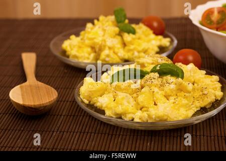 Uova strapazzate con pane e verdura (SHALLOW DOF) Foto Stock