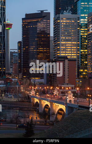 Centro di Calgary, paesaggio urbano, skyline urbano di prima mattina, Centre St. Bridge Foto Stock