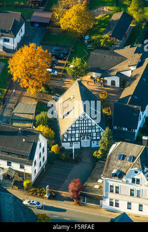 Chiesa di Sant'Anna e stile Tudor House Lenhausen, Lennetal, Finnentrop, Sauerland, nel Land Renania settentrionale-Vestfalia, Finnentrop Foto Stock