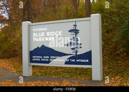 Waynesboro, VA, Stati Uniti d'America - 6 Novembre 2015 : segno per entrare Blue Ridge Parkway sulla giornata d'autunno. Foto Stock