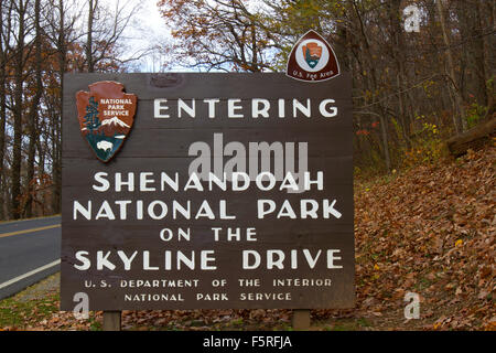 Waynesboro, VA, Stati Uniti d'America - 6 Novembre 2015 : segno per entrare Shenandoah National Park e la Skyline Drive sulla giornata d'autunno. Foto Stock