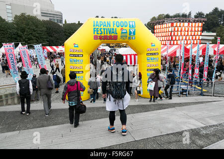 I visitatori si radunano presso la "oshi Moshi Nippon Festival 2015'' il 7 novembre 2015 a Tokyo, Giappone. La musica giapponese stelle e modelli a cui hanno partecipato la Moshi moshi Nippon Festival 2015 con lo scopo di promuovere il giapponese cultura pop (moda, anime, musica e cibo) al mondo. Per questo anno a Tokyo manifestazione i visitatori con un non-passaporto giapponese sono stati ammessi gratuitamente e con priorità di posti a sedere. La manifestazione si snoda per tre giorni fino al 8 Novembre presso il Tokyo Metropolitan palestra. © Rodrigo Reyes Marin/AFLO/Alamy Live News Foto Stock