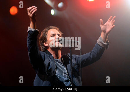 La Plata, Argentina. 7 Nov, 2015. Eddie Vedder, il cantante della band statunitense Pearl Jam, compie durante un concerto come parte di un tour della band in America Latina, al Estadio Unico Ciudad de la Plata a Buenos Aires, Argentina sulle ultime ore di nov. 7, 2015. © Carlos Cermele/TELAM/Xinhua/Alamy Live News Foto Stock