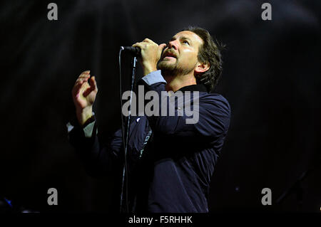 La Plata, Argentina. 7 Nov, 2015. Eddie Vedder, il cantante della band statunitense Pearl Jam, compie durante un concerto come parte di un tour della band in America Latina, al Estadio Unico Ciudad de la Plata a Buenos Aires, Argentina sulle ultime ore di nov. 7, 2015. © Carlos Cermele/TELAM/Xinhua/Alamy Live News Foto Stock