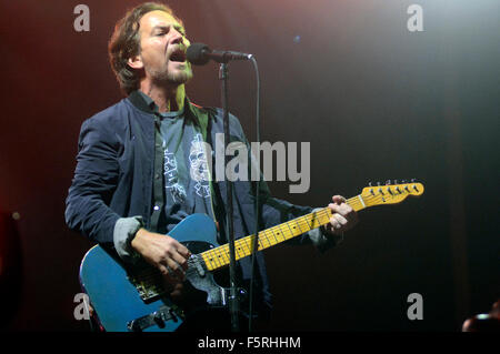 La Plata, Argentina. 7 Nov, 2015. Eddie Vedder, il cantante della band statunitense Pearl Jam, compie durante un concerto come parte di un tour della band in America Latina, al Estadio Unico Ciudad de la Plata a Buenos Aires, Argentina sulle ultime ore di nov. 7, 2015. © Carlos Cermele/TELAM/Xinhua/Alamy Live News Foto Stock