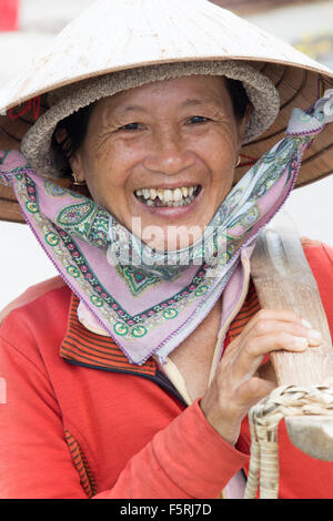 Ritratto di una dama vietnamita fruttivendola in Hoi An, Vietnam centrale,Asia Foto Stock