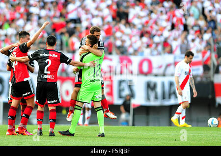 Buenos Aires, Argentina. 8 Novembre, 2015. I giocatori del Newell's Old Boys celebrare dopo la partita argentino della Prima Divisione torneo contro il River Plate, tenutosi a Monumental Antonio Vespucio Liberti stadium, nella città di Buenos Aires, capitale dell'Argentina il 9 novembre 8, 2015. Newell's Old Boys ha vinto 2-0. Credito: Maximiliano Luna/TELAM/Xinhua/Alamy Live News Foto Stock