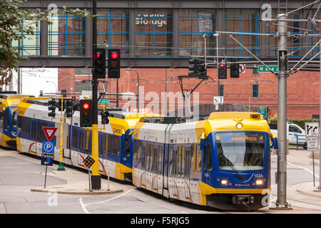 Il centro di Minneapolis. Il transito della metropolitana (linea blu) Hiawatha Light Rail Train (LRT) Attraversamento linea N 2 Ave & N 5 ST Foto Stock