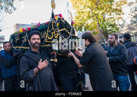 Jersey City, Stati Uniti. 08 Nov, 2015. Un Muharram partecipante afferra la copertura del kafan. Shia musulmani riuniti nella città di Jersey per commemorare il martirio di Hussein ibn Ali, il nipote del Profeta Maometto, partecipando a un Muharram processione dal luogo di scambio a City Hall a Montgomery Street. Credito: Albin Lohr-Jones/Pacific Press/Alamy Live News Foto Stock