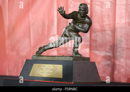 Los Angeles, CA, US, STATI UNITI D'AMERICA. 7 Nov, 2015. 7 Novembre 2015: Il Trofeo Heisman è a portata di mano il gioco tra l'Arizona Wildcats e l'USC Trojans, il Colosseo a Los Angeles, CA. Fotografo: Pietro Joneleit - Filo di Zuma Servizio © Peter Joneleit/ZUMA filo/Alamy Live News Foto Stock