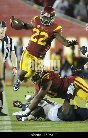 Nov. 7, 2015 - Los Angeles, CA, US - 7 Novembre 2015: USC Trojans running back Justin Davis (22) salta su un palo nel gioco tra l'Arizona Wildcats e l'USC Trojans, il Colosseo a Los Angeles, CA. Fotografo: Pietro Joneleit - Filo di Zuma Service (credito Immagine: © Peter Joneleit via ZUMA filo) Foto Stock