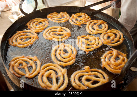 Dolce jalebi friggere nel wok, surajkund mela, Haryana, India, Asia Foto Stock