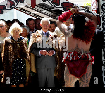 Ngaruawahia, Nuova Zelanda - 8 Novembre 2015 - Il principe Charles, Principe di Galles e Camilla, duchessa di Cornovaglia, sono accolti da guerrieri Maori durante una visita a Turangawaewae Marae il 8 novembre 2015 a Ngaruawahia, Nuova Zelanda. Carlo e Camilla in visita in Nuova Zelanda a partire dal 4 Novembre al 10 novembre a partecipare a eventi di Wellington, Dunedin, Nelson, Westport, Ngaruawahia, Auckland e New Plymouth (SNPA Piscina/David Rowland ). Foto Stock