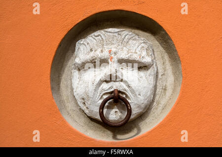 Vecchio muro decorazione di testa in potenza. Basilicata. Italia Foto Stock