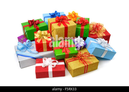 Deliziosa pila di multi-colore di confezioni regalo con archetti di Nizza su sfondo bianco Foto Stock