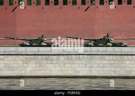 Due BMD-4s fanteria anfibio veicoli da combattimento durante il 2009 Mosca la Giornata della Vittoria sfilata a Mosca, Russia Foto Stock