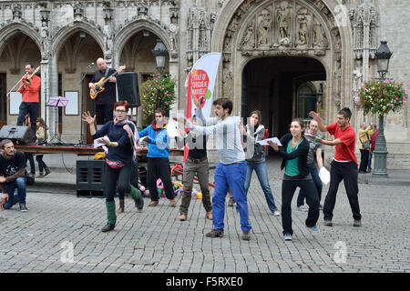 Bruxelles, Belgio, 08 Nov 2015. Gli studenti e gli amatori del cirque partecipare in termini di prestazioni e di presentazione della scuola del Cirque sulla Grand Place di Bruxelles di domenica 8 novembre, 2015 Credit: Skyfish/Alamy Live News Foto Stock