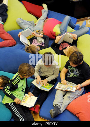 Oldenburg (Germania). 07 Nov, 2015. Bambini letto libri poco dopo l'apertura ufficiale della 41ma i bambini e i giovani alla fiera del libro 'Kibum' in Oldenburg, Germania, 07 novembre 2015. Per undici giorni, i bambini e i genitori possono sfogliare 2.500 nuove versioni da quasi 300 editori. Foto: INGO WAGNER/dpa/Alamy Live News Foto Stock