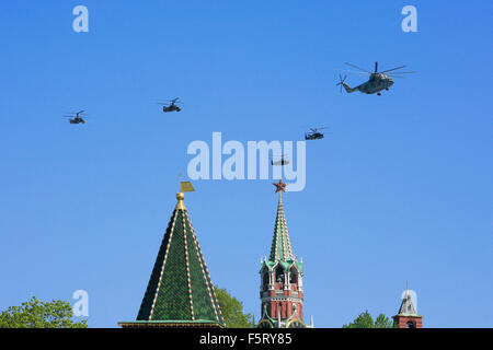 Un russo Mi-26 seguita da 2 Ka-50 e 2 Ka-52 elicotteri 2009 durante la vittoria di Mosca parata del giorno a Mosca, Russia Foto Stock