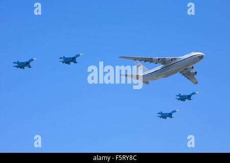 Un Antonov un-124-100 della 224th unità di volo affiancato da 4 Sukhov Su-27s durante la vittoria parata del giorno a Mosca, Russia Foto Stock