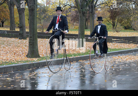 Praga, Repubblica Ceca. 07 Nov, 2015. Velocipedists, uomini sulla storica bici e in costume, mostrato durante il miglio di Praga evento organizzato dal club ceco di velocipedists a Praga, Repubblica Ceca, 7 novembre 2015. © Michal Krumphanzl/CTK foto/Alamy Live News Foto Stock