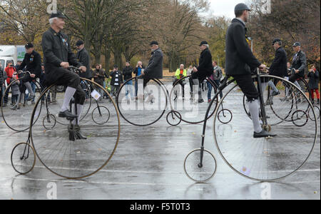 Praga, Repubblica Ceca. 07 Nov, 2015. Velocipedists, uomini sulla storica bici e in costume, mostrato durante il miglio di Praga evento organizzato dal club ceco di velocipedists a Praga, Repubblica Ceca, 7 novembre 2015. © Michal Krumphanzl/CTK foto/Alamy Live News Foto Stock