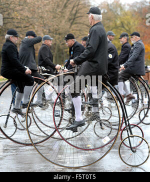 Praga, Repubblica Ceca. 07 Nov, 2015. Velocipedists, uomini sulla storica bici e in costume, mostrato durante il miglio di Praga evento organizzato dal club ceco di velocipedists a Praga, Repubblica Ceca, 7 novembre 2015. © Michal Krumphanzl/CTK foto/Alamy Live News Foto Stock