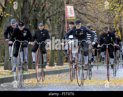 Praga, Repubblica Ceca. 07 Nov, 2015. Velocipedists, uomini sulla storica bici e in costume, mostrato durante il miglio di Praga evento organizzato dal club ceco di velocipedists a Praga, Repubblica Ceca, 7 novembre 2015. © Michal Krumphanzl/CTK foto/Alamy Live News Foto Stock