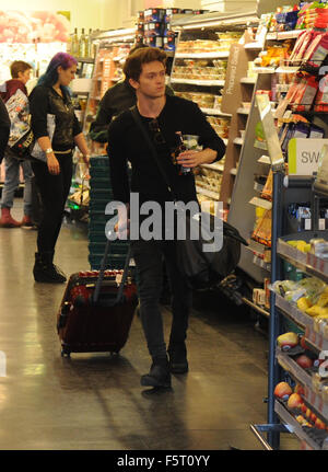 Le tomaie membri della band visto presso la stazione di Euston a Londra. Dotato di: Connor Palla dove: Londra, Regno Unito quando: 07 Set 2015 Foto Stock