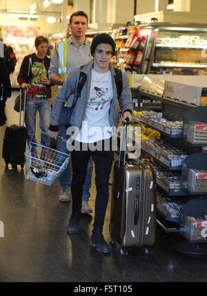 Le tomaie membri della band visto presso la stazione di Euston a Londra. Dotato di: Connor Palla dove: Londra, Regno Unito quando: 07 Set 2015 Foto Stock