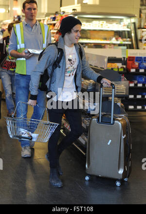 Le tomaie membri della band visto presso la stazione di Euston a Londra. Dotato di: Bradley Simpson dove: Londra, Regno Unito quando: 07 Set 2015 Foto Stock