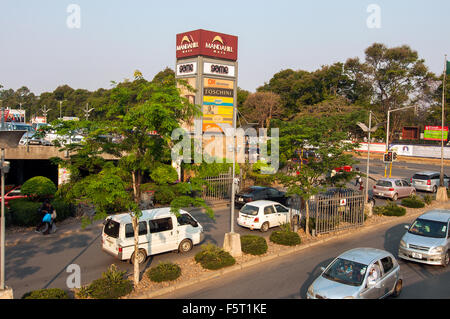 Ingresso al parco auto, Manda Hill shopping mall, a Lusaka, nello Zambia Foto Stock