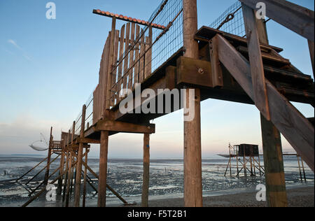 La pesca capanne sulla costa atlantica a bassa marea ( Francia) Foto Stock