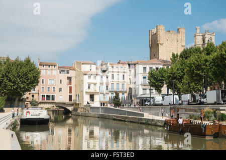 I commercianti di Ponte sul Canal de la Robine passando attraverso Narbonne,Aude,Francia del sud con vista di arcivescovi Palace.Estate. Foto Stock