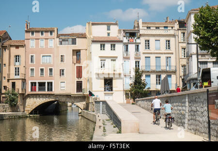 I commercianti di Ponte sul Canal de la Robine passando attraverso Narbonne,Aude,Francia del sud con vista di arcivescovi Palace.Estate. Foto Stock