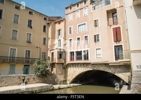 I commercianti di Ponte sul Canal de la Robine passando attraverso Narbonne,Aude,Francia del sud con vista di arcivescovi Palace.Estate. Foto Stock