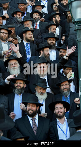 Un grande gruppo di religiosi rabbini Ebrei posano per una foto alla convenzione annuale di Chabad emissari di Brooklyn, New York Foto Stock